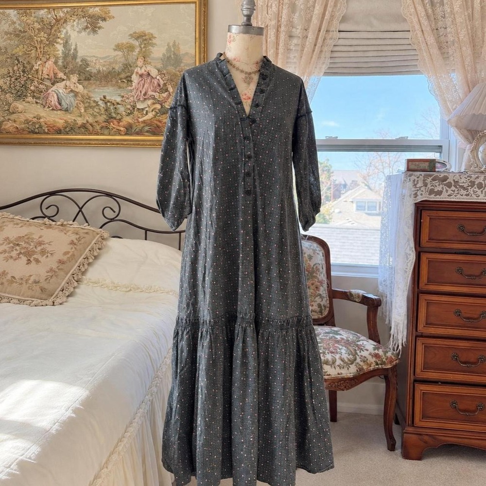 Floral 70s maxi dress Dark green floral longsleeve lightweight maxi dress